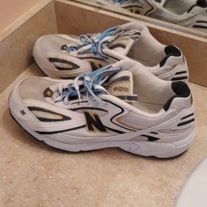 New balance tennis shoes